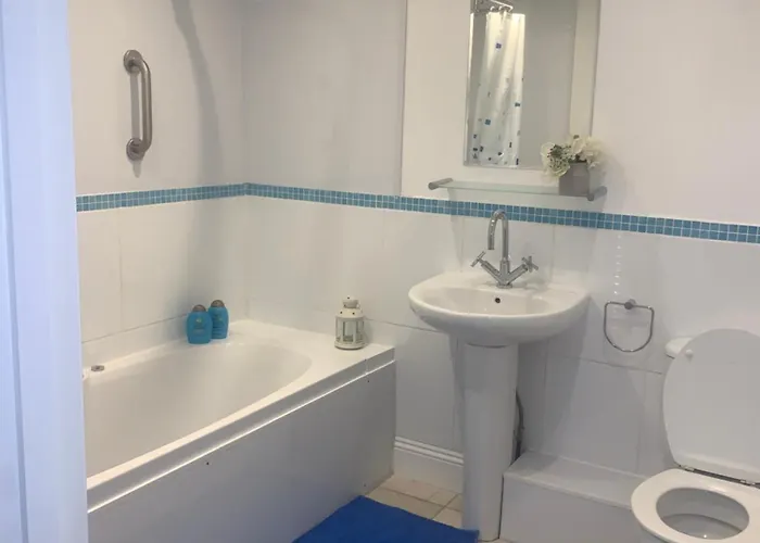 Апартаменти Lovely Clifton Ground Flat Two-bed With Parking Permit X1